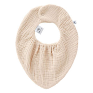 Un joli bandana absorbant en gaze de coton et éponge bambou à personnaliser, couleur biscuit. Vendu par Rêves de fil.