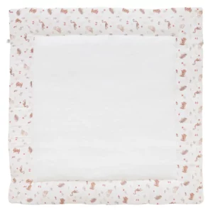 Un tapis réversible et ouatiné, idéal pour décorer la chambre et offrir à bébé un espace de jeu confortable et moelleux.