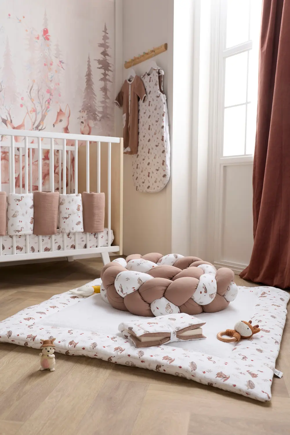 Une tresse ouatinée multifonction, idéale pour sécuriser bébé dans le parc ou sur le tapis d’éveil, et apporter une touche déco moderne à sa chambre.