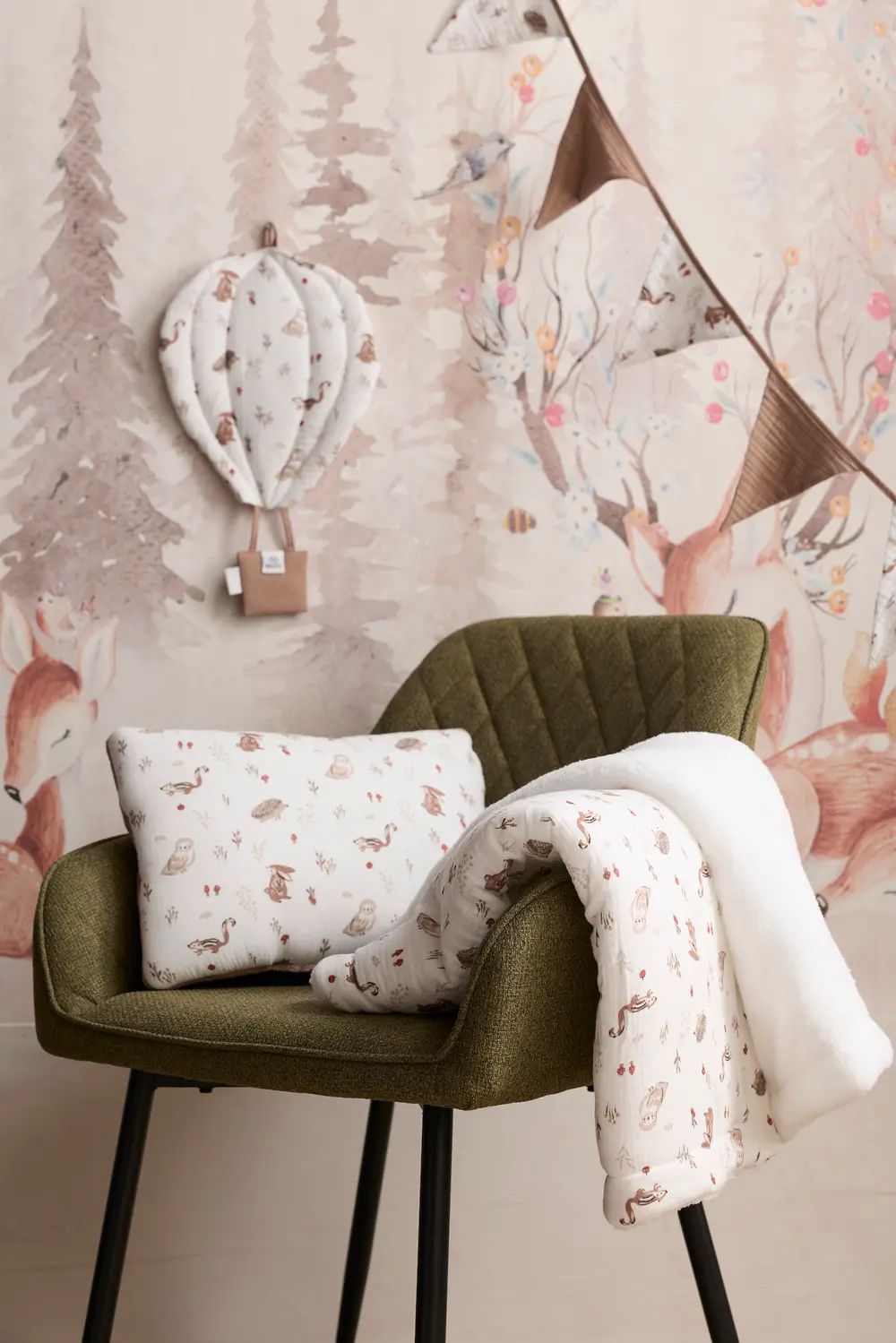Une guirlande décorative en fanions de coton, idéale pour apporter une touche tendance à la chambre des enfants.