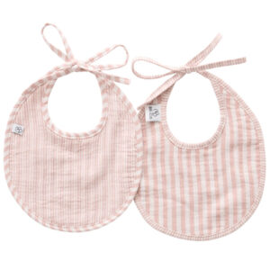 Lot de 2 bavoirs naissance rayé vieux rose – Soft Stripe de BB&Co vendu par rêves de fil
