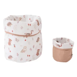 Un set de deux corbeilles de rangement stylées, cosy forest,idéales pour organiser les essentiels de bébé tout en décorant sa chambre.
