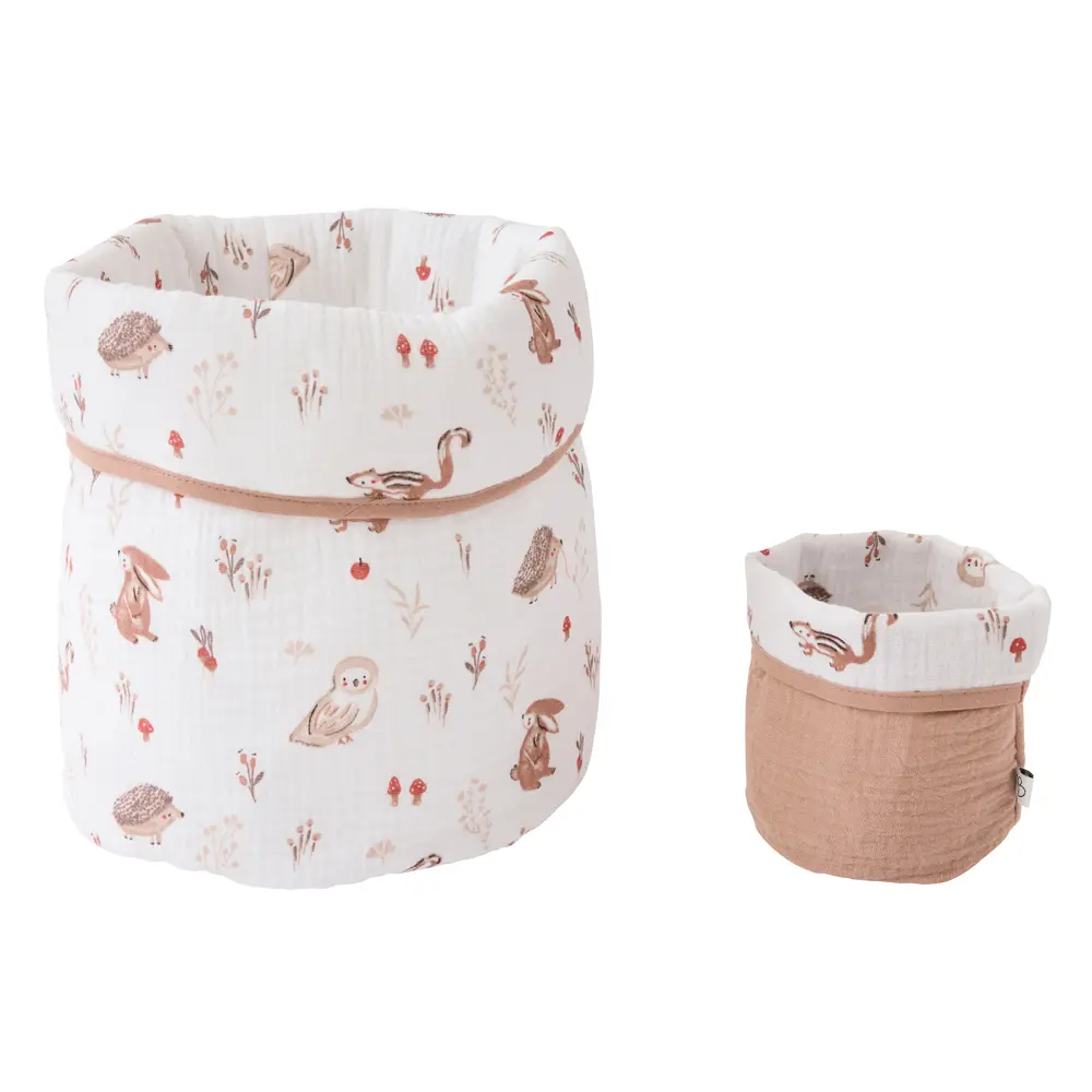 Un set de deux corbeilles de rangement stylées, cosy forest,idéales pour organiser les essentiels de bébé tout en décorant sa chambre.