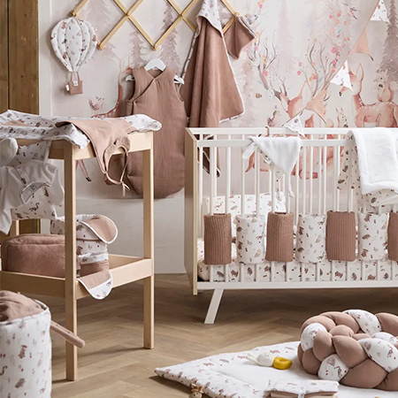 Tour de lit modulable & respirant – cosy forest de BBand Co