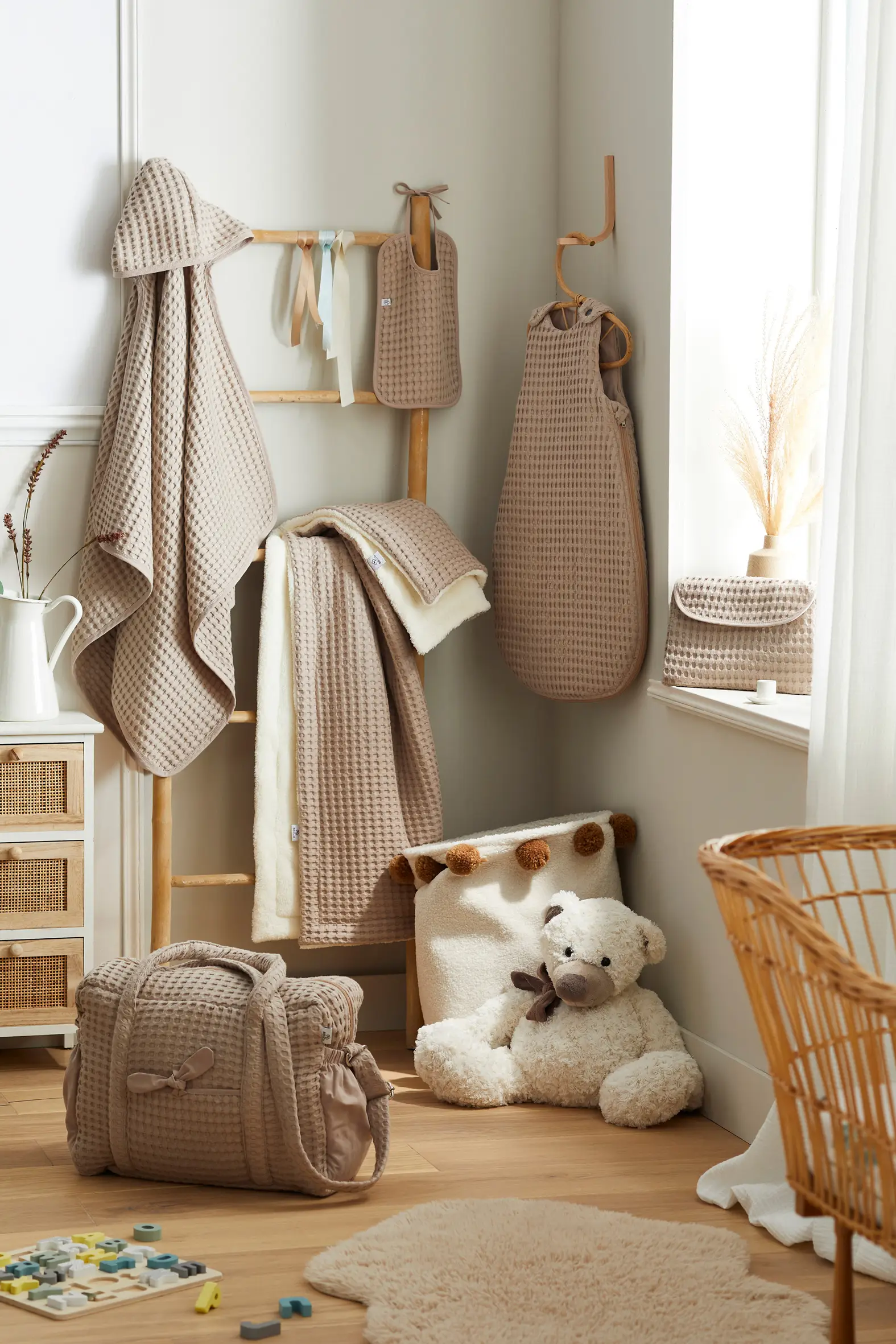 Découvrez la collection Coton Gaufré de Bbandco et sa gamme d’accessoires craquants pour accompagner le quotidien de bébé avec douceur et sobriété !
