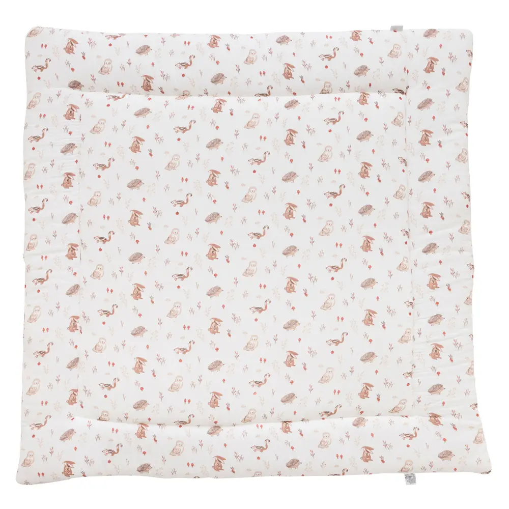 Un tapis réversible et ouatiné, idéal pour décorer la chambre et offrir à bébé un espace de jeu confortable et moelleux.