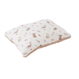 coussin Cosy Forest Un coussin décoratif pour une touche tendance dans la chambre de bébé.