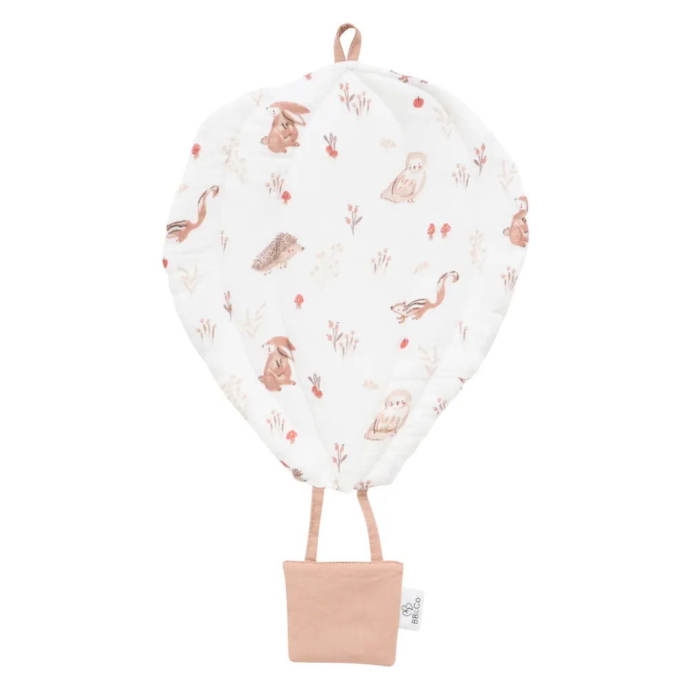 Une montgolfière décorative en coton à suspendre, idéale pour sublimer la chambre de bébé avec poésie.