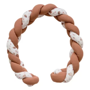 Une tresse ouatinée multifonction, idéale pour sécuriser bébé dans le parc ou sur le tapis d’éveil, et apporter une touche déco moderne à sa chambre.