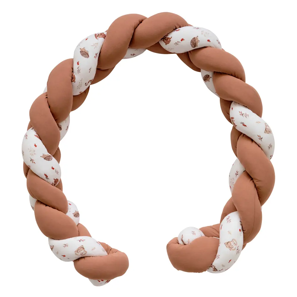 Une tresse ouatinée multifonction, idéale pour sécuriser bébé dans le parc ou sur le tapis d’éveil, et apporter une touche déco moderne à sa chambre.